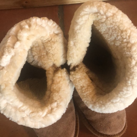 Uggs Style Sheepskin Boots - Picture 3 of 4